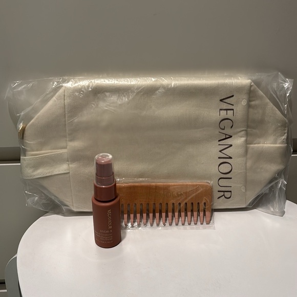 vegamour hydrate (Hydr-8)
Leave in Conditioner, comb, and Travel
Cosmetic Bag - Picture 3 of 11